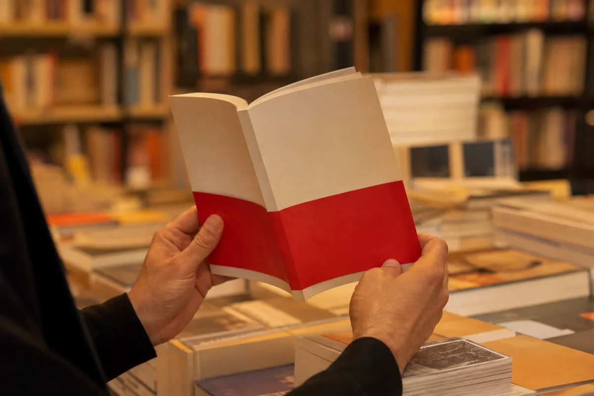 Pile de romans primés avec bandeaux rouges posés sur une table de librairie